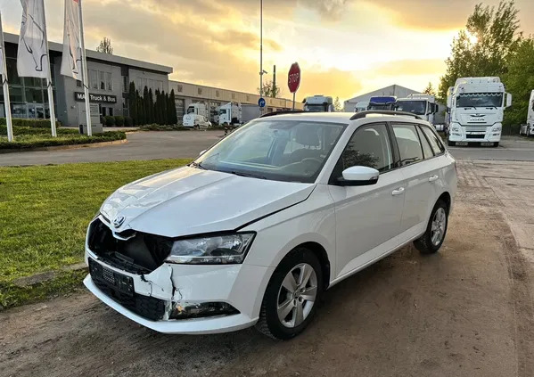 samochody osobowe Skoda Fabia cena 29900 przebieg: 75000, rok produkcji 2021 z Puszczykowo